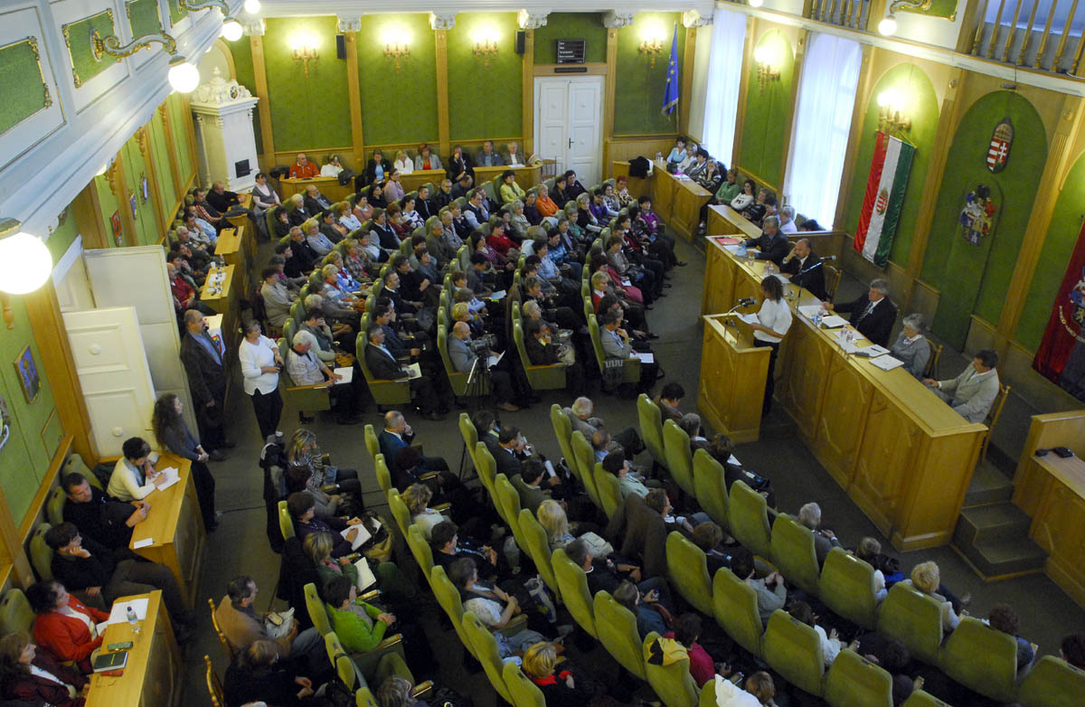 Tiltakozó gyűlés a miskolci Megyeházán