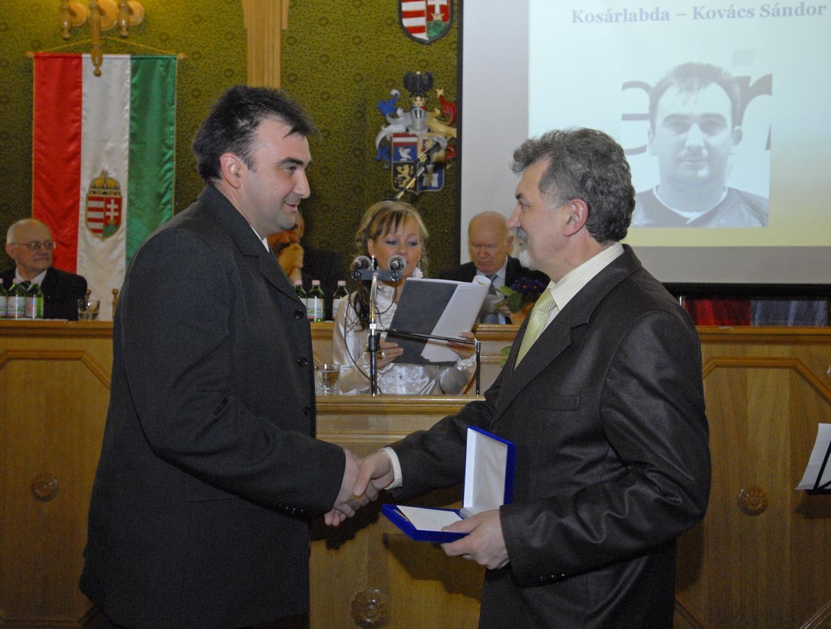 2009. év Legeredményesebb kézilabdázója: FEKETE LÁSZLÓ 2009. év Legeredményesebb kézilabdázója: FEKETE LÁSZLÓ
