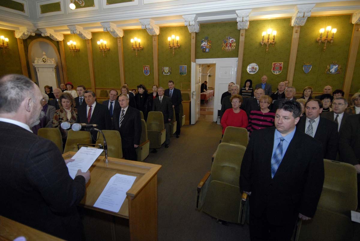 Az eskütétel ünnepélyes pillanata. Az emelvényen Dr. Ódor Ferenc, a megyei közgyűlés elnöke, a kép jobb oldalán Dr. Kovács János, a Borsod-Abaúj-Zemplén Megyei Önkormányzat Hivatalának főjegyzője