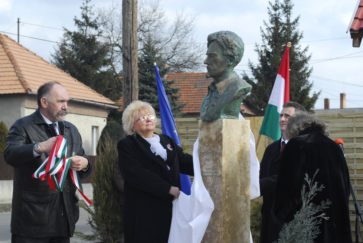 A Petőfi-szobor mellett A Petőfi-szobor mellett