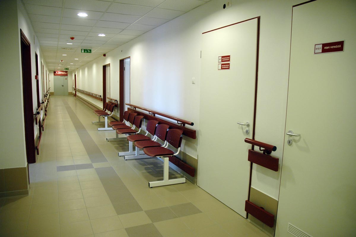 Itt még üres a folyosó Itt még üres a folyosó