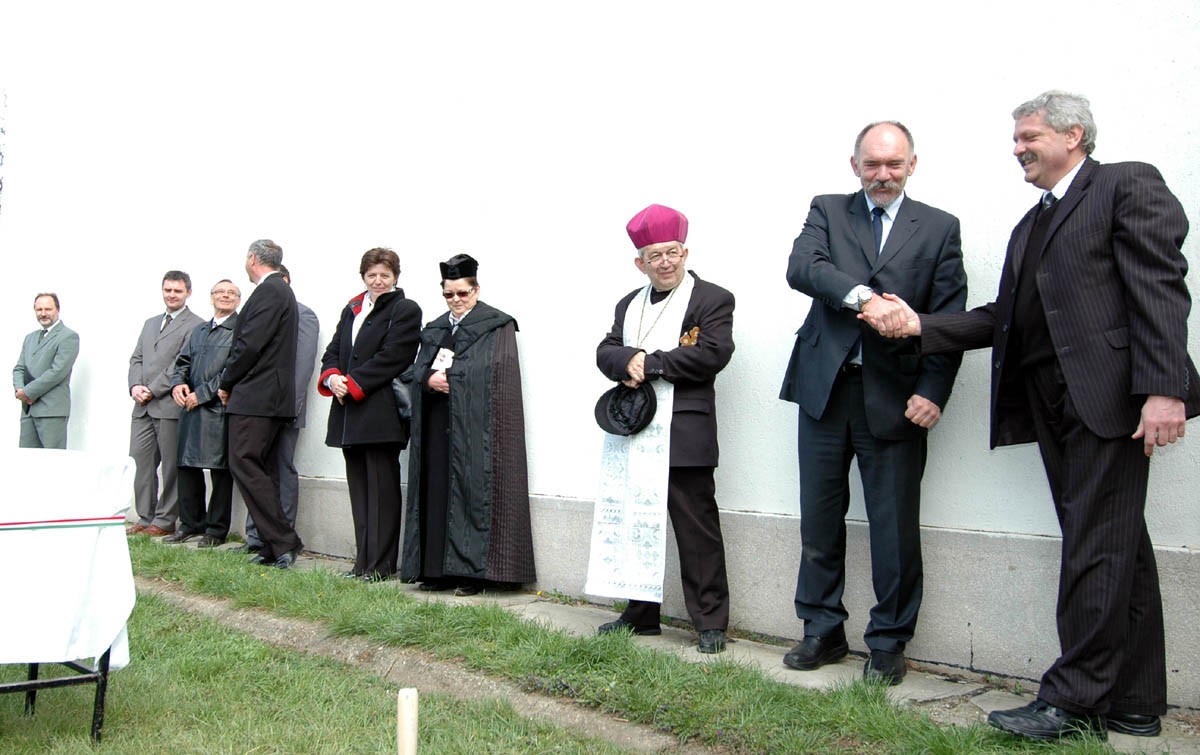 Alapkőletétel az encsi Váci Mihály Gimnázium és Szakközépiskolában Alapkőletétel az encsi Váci Mihály Gimnázium és Szakközépiskolában