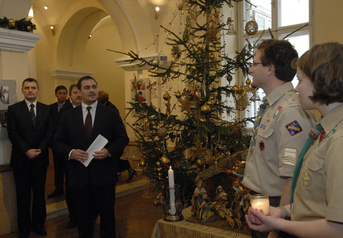 A betlehemi béke lángját a II. Cserkészség Egyesület elnöksége vitte a Megyeházára, a gyertyát pedig dr. Mengyi Roland, a közgyűlés elnöke gyújtotta meg. A betlehemi béke lángját a II. Cserkészség Egyesület elnöksége vitte a Megyeházára, a gyertyát pedig dr. Mengyi Roland, a közgyűlés elnöke gyújtotta meg.
