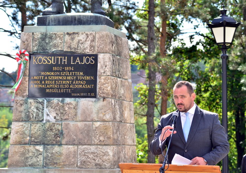 Monoki főhajtás Kossuth Lajos előtt