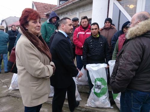 Élelmiszercsomagokat osztottak Hernádkakon
