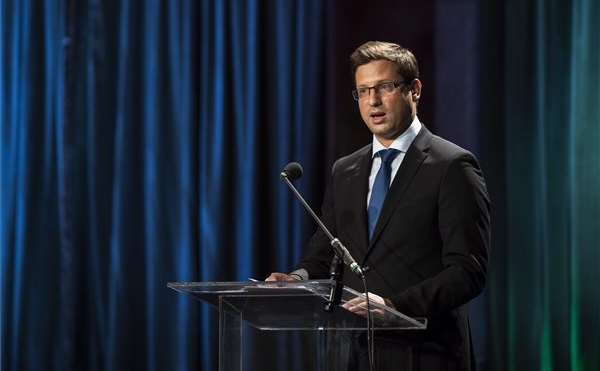 Közösségi házat adtak át Körömben