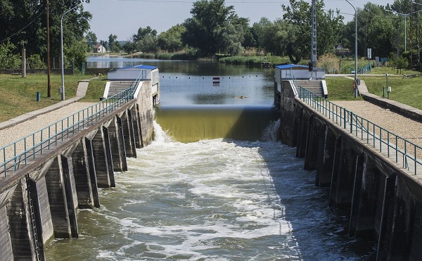 Töltések és zsilipek épülnek Dél-Borsodban