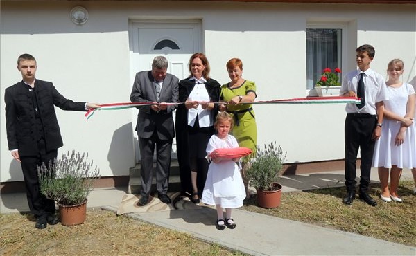 Átadták a megújult református gyülekezeti házat Hejőbábán