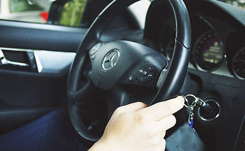 Miskolcon Mercedes autókkal újít a Magyar Posta