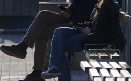 Rosszul lett a kislány, a férfi segítségnyújtás helyett elszaladt a telefonjával